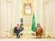 Primeiro-Ministro do Paquistão Shehbaz Sharif e Príncipe herdeiro da Arábia Saudita Mohammed bin Salman posam juntos após a assinatura da Declaração Conjunta de Defesa, simbolizando a cooperação militar entre os dois países.