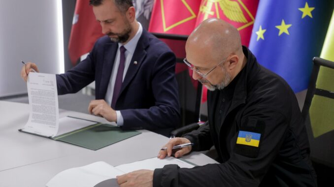 Ministro da Defesa da Ucrânia, Denys Shmyhal, e Vice-Primeiro-Ministro da Polônia e Ministro da Defesa Nacional, Władysław Kosiniak-Kamysz, assinando acordo de cooperação em drones e defesa aérea.