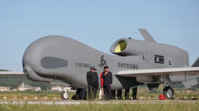 Kim Jong-un observa voo de drone militar Kumson na Coreia do Norte, destacando avanços tecnológicos e integração de inteligência artificial.