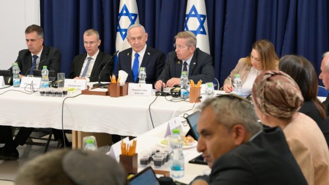 Benjamin Netanyahu e membros do governo israelense durante reunião oficial em 21 de setembro, com bandeiras de Israel ao fundo.