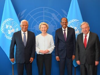 Ursula von der Leyen da União Europeia posa ao lado de líderes da União Africana e do Secretário-Geral da ONU durante reunião sobre paz e cooperação internacional.