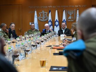 Benjamin Netanyahu em reunião com oficiais de defesa, enfatizando os objetivos militares de Israel em Gaza e a eliminação do Hamas.