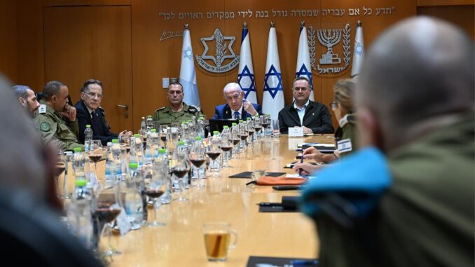 Benjamin Netanyahu em reunião com oficiais de defesa, enfatizando os objetivos militares de Israel em Gaza e a eliminação do Hamas.