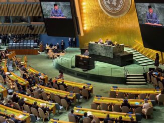 O presidente indonésio Prabowo Subianto discursando na Assembleia Geral da ONU, com delegados sentados ao fundo, defendendo a solução de dois Estados para Palestina e Israel.