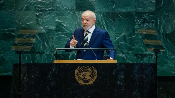 Presidente Luiz Inácio Lula da Silva discursando na tribuna da Assembleia Geral da ONU, em Nova York, com gesto de ênfase.