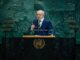 Presidente Luiz Inácio Lula da Silva discursando na tribuna da Assembleia Geral da ONU, em Nova York, com gesto de ênfase.
