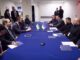 Reunião entre representantes da Síria e da Ucrânia em Nova Iorque, com mesas alinhadas e pequenas bandeiras dos dois países, durante a assinatura do Comunicado Conjunto sobre o restabelecimento das relações diplomáticas em 24 de setembro de 2025.