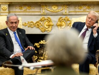 Presidente Donald Trump em ligação trilateral com o Primeiro-Ministro Benjamin Netanyahu de Israel e o Primeiro-Ministro Mohammed bin Abdulrahman bin Jassim Al Thani do Catar no Salão Oval.
