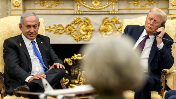 Presidente Donald Trump em ligação trilateral com o Primeiro-Ministro Benjamin Netanyahu de Israel e o Primeiro-Ministro Mohammed bin Abdulrahman bin Jassim Al Thani do Catar no Salão Oval.