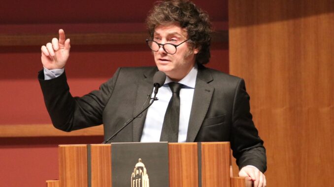 Javier Milei durante discurso na Hoover Institution