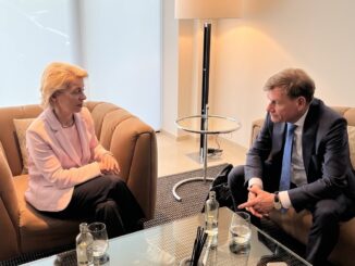 Ministro alemão Johann Wadephul reunido com a Presidente da Comissão Europeia Ursula von der Leyen em Bruxelas, sentados em sofás, conversando de forma séria em um ambiente de escritório.