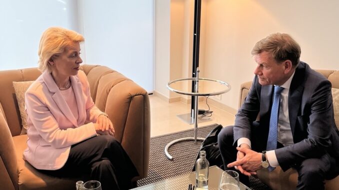 Ministro alemão Johann Wadephul reunido com a Presidente da Comissão Europeia Ursula von der Leyen em Bruxelas, sentados em sofás, conversando de forma séria em um ambiente de escritório.