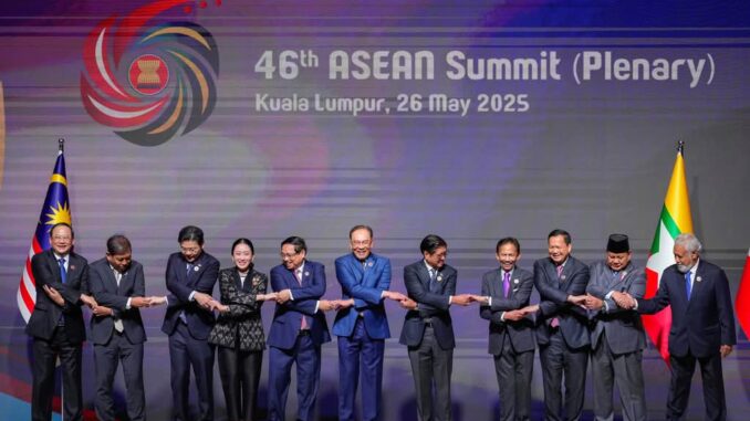 Líderes da ASEAN acenando e acorrentando as mãos durante a Cúpula da ASEAN em Kuala Lumpur, Malásia, em 26 de maio de 2025.