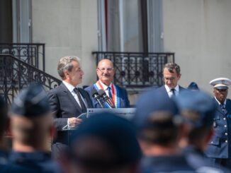 Nicolas Sarkozy discursando em cerimônia de homenagem a Aurélie Fouquet, jovem policial morta em serviço, com autoridades e policiais em atenção ao fundo, em Villiers-sur-Marne, 20 de maio de 2025.