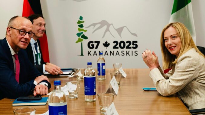 Primeira-ministra italiana em reunião com o chanceler alemão Friedrich Merz durante a Cúpula do G7 de 2025 em Kananaskis.