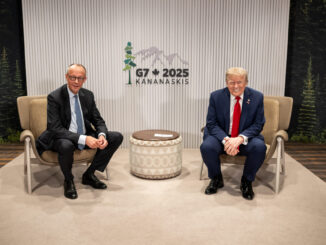 Donald Trump e o chanceler alemão Friedrich Merz sentados lado a lado durante reunião do G7 2025 em Kananaskis, Canadá.