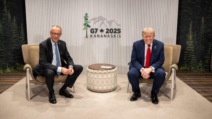 Donald Trump e o chanceler alemão Friedrich Merz sentados lado a lado durante reunião do G7 2025 em Kananaskis, Canadá.