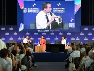 Sébastien Lecornu participa de debate no evento "Les Rencontres Économiques" em Aix-en-Provence, França, diante de uma plateia.