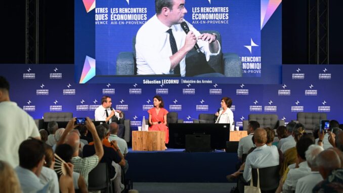 Sébastien Lecornu participa de debate no evento "Les Rencontres Économiques" em Aix-en-Provence, França, diante de uma plateia.