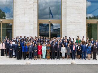 Grupo de líderes e parlamentares mundiais reunidos em frente a um edifício oficial, representando a participação da Moldova na conferência internacional, enfatizando paz e integração europeia.