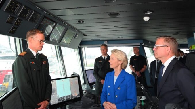 Autoridades europeias visitam o navio de guerra finlandês Turva, pronto para defender o Mar Báltico contra ameaças.