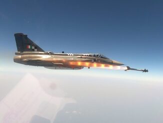 Caça HAL Tejas da Índia disparando um míssil Python-5 durante exercício militar.