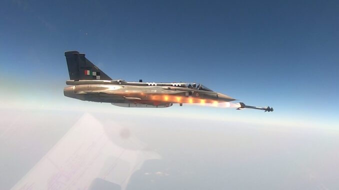 Caça HAL Tejas da Índia disparando um míssil Python-5 durante exercício militar.
