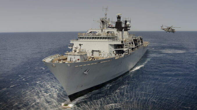 HMS Bulwark (L15) navegando no Mar Mediterrâneo durante operações navais