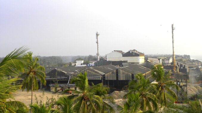 Instalação industrial da Indian Rare Earths Limited em Kovilthottam, Kollam, Índia, mostrando infraestrutura de processamento de minerais de terras raras.