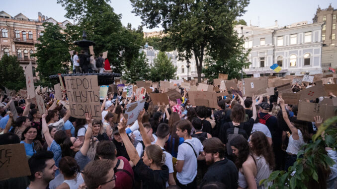 Manifestantes em Kiev protestam contra legislação que enfraquece agências anticorrupção na Ucrânia, 23 de julho de 2025.