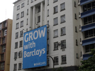Fachada de uma agência do Barclays Bank em Nairobi, Quênia, mostrando a arquitetura urbana e atividade financeira local.
