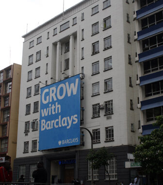 Fachada de uma agência do Barclays Bank em Nairobi, Quênia, mostrando a arquitetura urbana e atividade financeira local.
