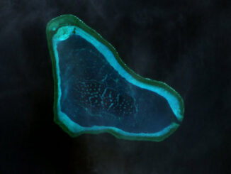 Vista aérea do Scarborough Shoal no Mar do Sul da China, mostrando recifes e lagoa interna