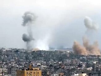 Fumaça subindo sobre prédios da Faixa de Gaza após ataques aéreos israelenses