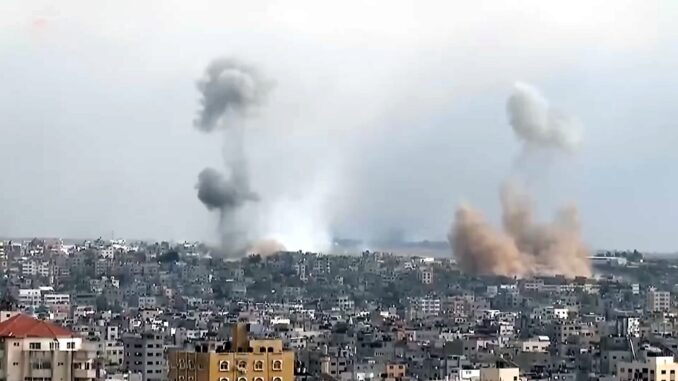 Fumaça subindo após ataques aéreos israelenses em prédios da Faixa de Gaza.
