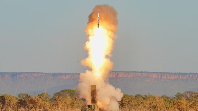 Sistema de mísseis Typhon lançando um míssil SM-6 em exercício militar.