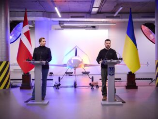 Volodymyr Zelensky e Mette Frederiksen inspecionando drones de longo alcance na Ucrânia