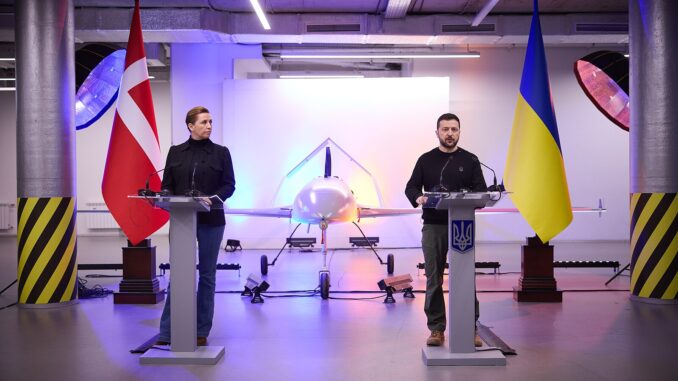 Volodymyr Zelensky e Mette Frederiksen inspecionando drones de longo alcance na Ucrânia