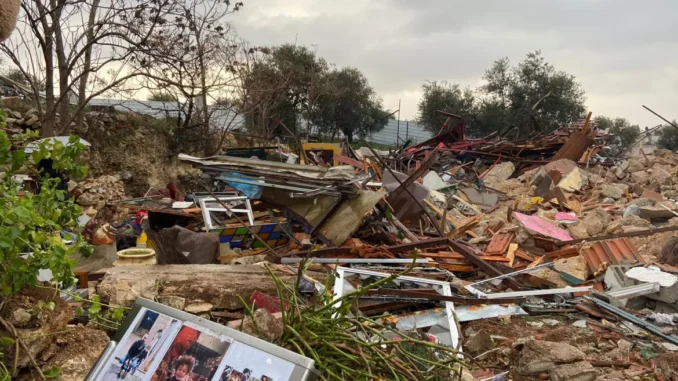 Demolição de residência palestina em Jerusalém Oriental, com moradores deslocados observando os escombros após a operação das autoridades israelenses.