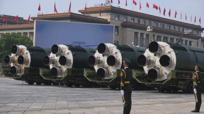 DF-5C, mísseis nucleares intercontinentais chineses, alinhados durante o desfile militar em frente à Porta de Tiananmen, Pequim, 3 de setembro de 2025.