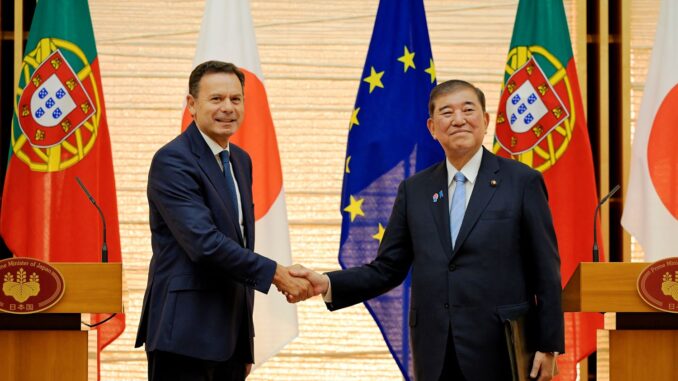 Primeiros-ministros Luís Montenegro e Shigeru Ishiba apertam as mãos durante anúncio de parceria estratégica entre Portugal e Japão em Tóquio, setembro de 2025.