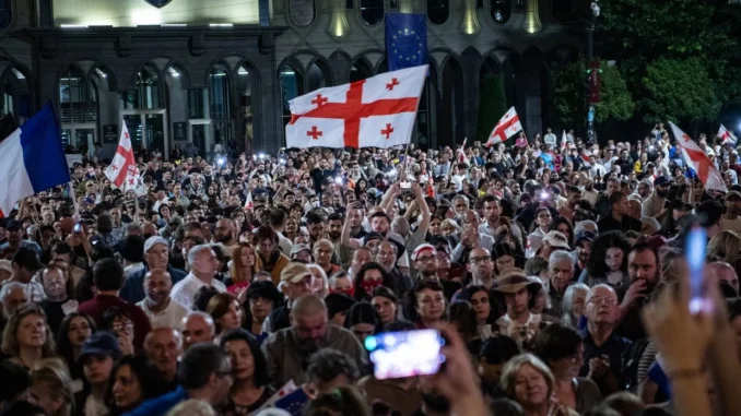 Manifestantes se reunindo em frente ao Parlamento da Geórgia durante protesto contra o governo do Georgian Dream, Tbilisi, setembro de 2025.