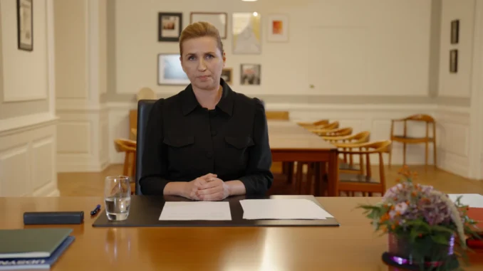 Primeira-ministra da Dinamarca, Mette Frederiksen, durante discurso sobre ataques híbridos e segurança aérea.