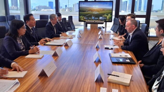 Governador Josh Green do Havaí em reunião com Akihisa Nagashima, conselheiro especial do primeiro-ministro do Japão, discutindo cooperação econômica e estratégica.