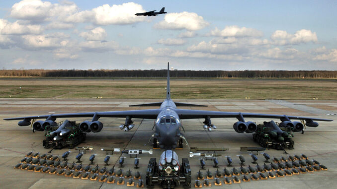 Bombardeiro B-52H Stratofortress dos EUA em exibição com armamento visível.