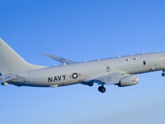 Aeronave Boeing P-8A Poseidon em voo, utilizada pela Alemanha para missões de patrulha marítima e vigilância no Atlântico Norte