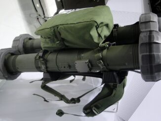 Míssil antitanque Spike LR 2 exibido em estande, mostrando lançador portátil com design compacto e sistemas de mira