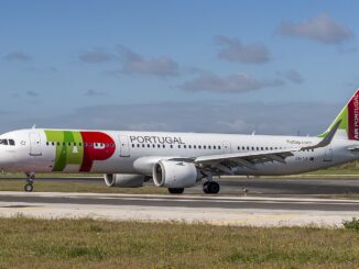 Avião TAP A321NEO recém-chegado ao Aeroporto de Lisboa, Portugal, representando a expansão internacional da companhia aérea.