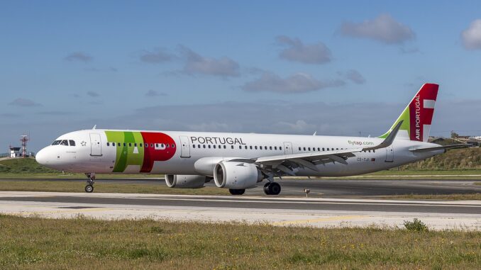 Avião TAP A321NEO recém-chegado ao Aeroporto de Lisboa, Portugal, representando a expansão internacional da companhia aérea.