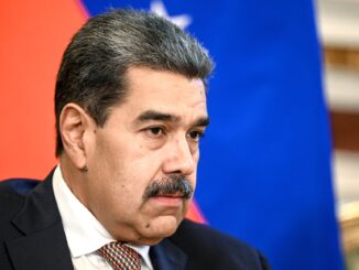 Nicolás Maduro, presidente da Venezuela, em evento oficial em 2025, usando faixa presidencial.